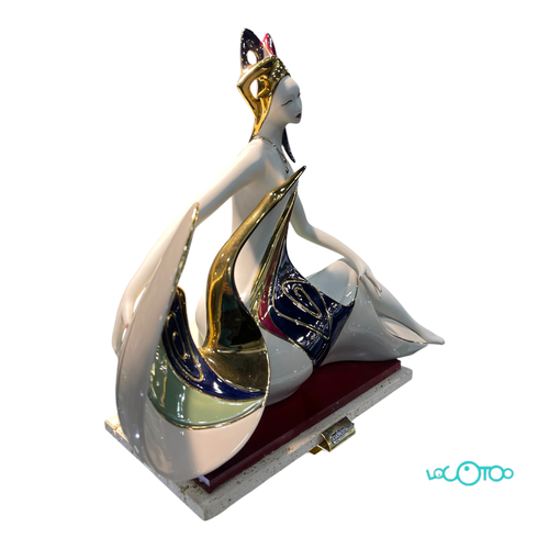 Cerámica GALOS DAMA SENTADA