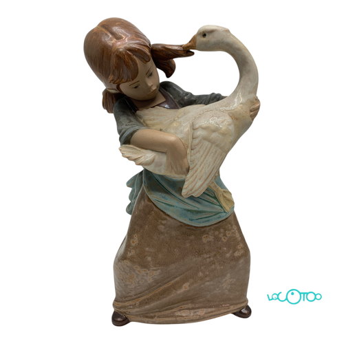 CERAMICA LLADRÓ OCA TIRANDO DE COLETA