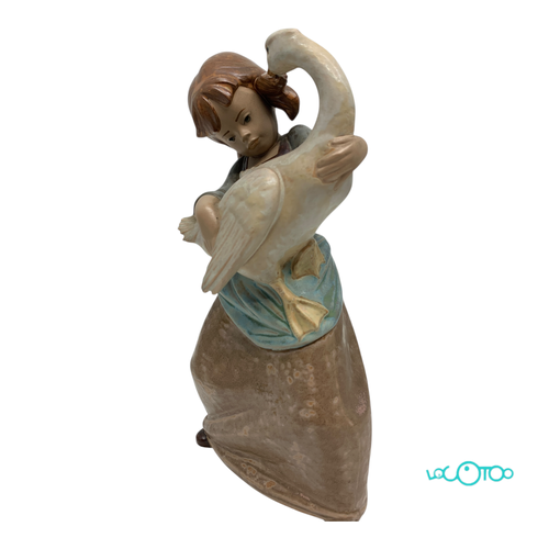 CERAMICA LLADRÓ OCA TIRANDO DE COLETA