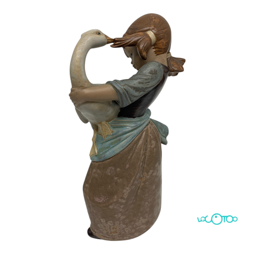 CERAMICA LLADRÓ OCA TIRANDO DE COLETA