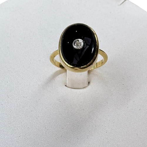 Anillo Oro 18k , ónix y diamante .peso 4,70