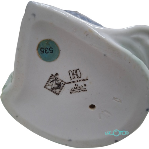 FIGURA NAO BY LLADRÓ NIÑA CON CESTA CON FLO