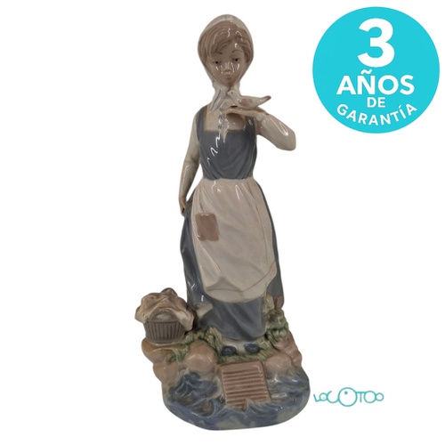 FIGURA CERÁMICA NADAL MUJER CON PALOMA