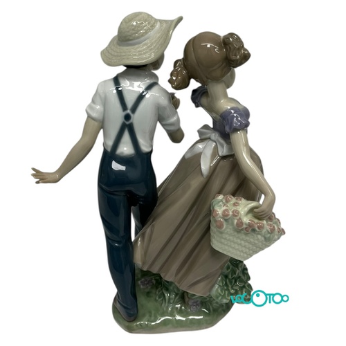 LLADRÓ PAREJA NIÑOS CON FLORES CERÁMICA