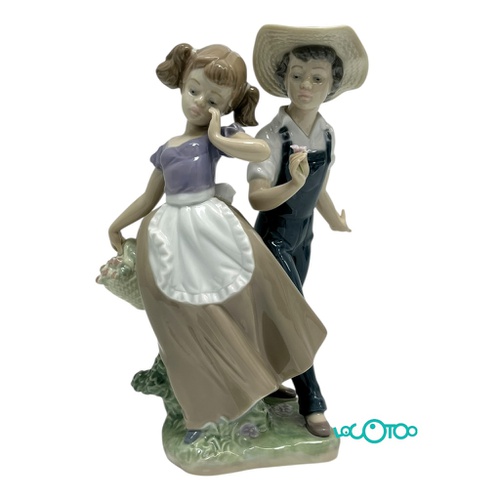 LLADRÓ PAREJA NIÑOS CON FLORES CERÁMICA