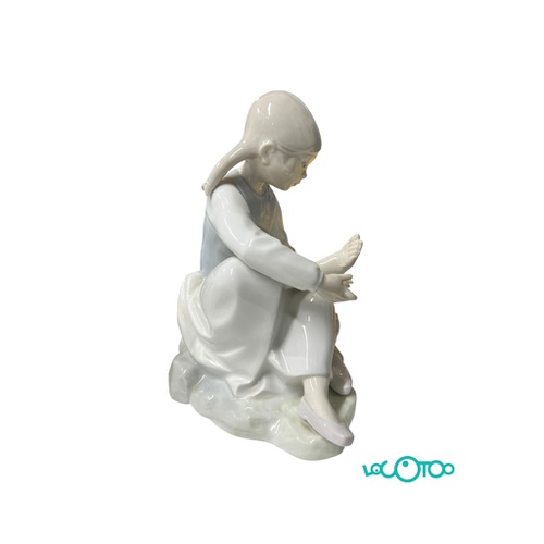 Cerámica NAO NIÑA DESCANSANDO