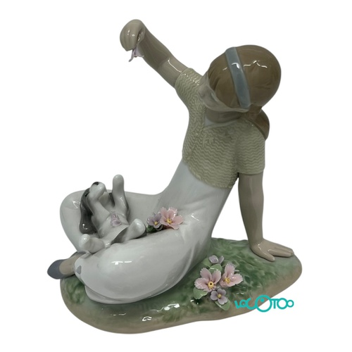 LLADRÓ JUGANDO CON PÉTALOS CERÁMICA