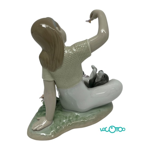 LLADRÓ JUGANDO CON PÉTALOS CERÁMICA