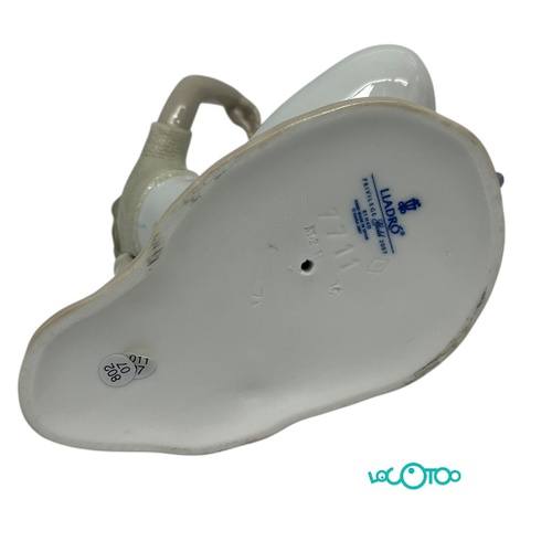 LLADRÓ JUGANDO CON PÉTALOS CERÁMICA