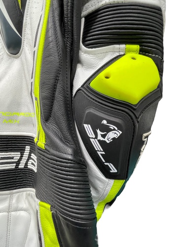 BELA TRAJE MOTORISTA CUERO NEGRO BLANCO Y A