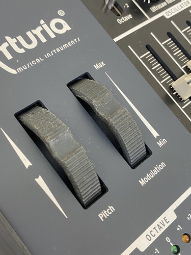 SINTETIZADOR ANALÓGICO ARTURIA MINIBRUTE