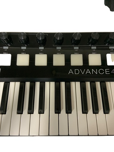 Sintetizador AKAI ADVANCE 49 USB 49 TECLAS 