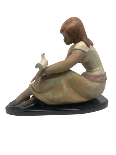 FIGURA LLADRÓ NIÑA MIRANDO PALOMA