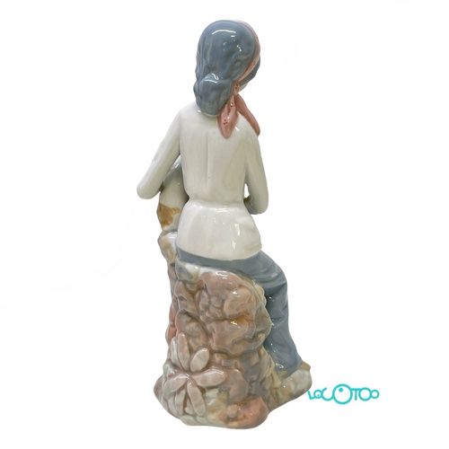 CERAMICA CASADES MUJER SENTADA CON PERRO